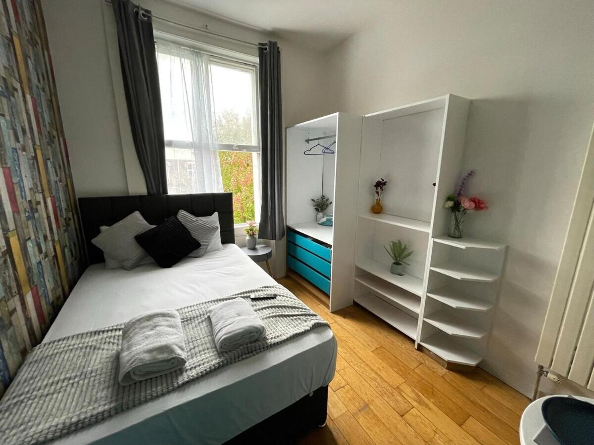Portobello Road Artistic Studios 'Budget' London Room photo